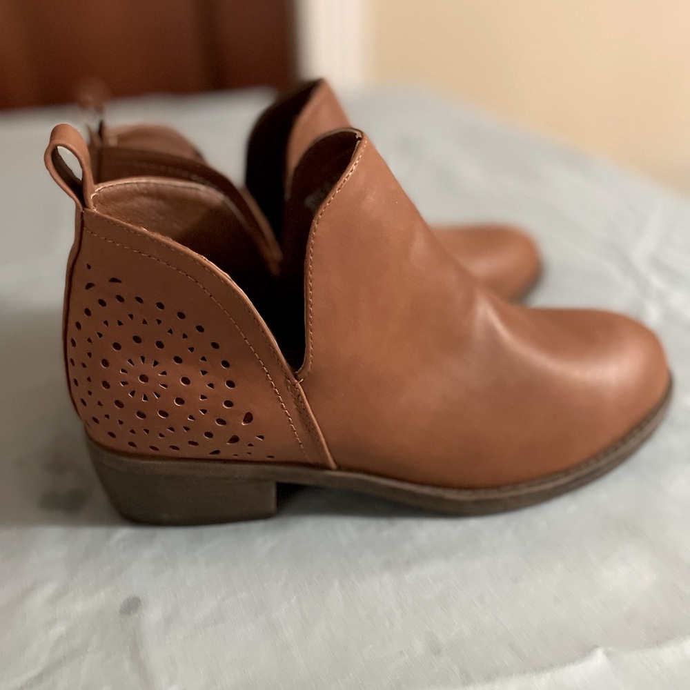 Vepose Women's Ankle Boots Low Heel Cutout Booties Perforated Western Size US 7